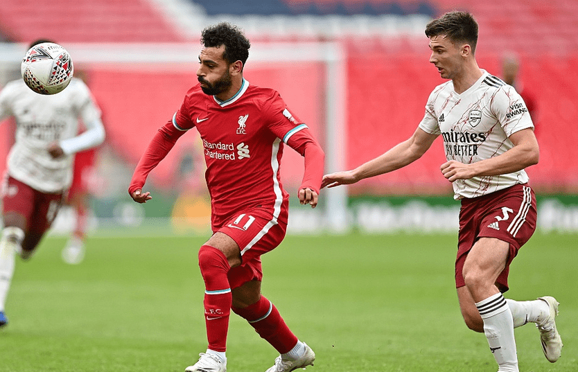 亚泰为客场全勤球迷颁发纪念证书，谭龙、徐浩峰等人参与颁奖